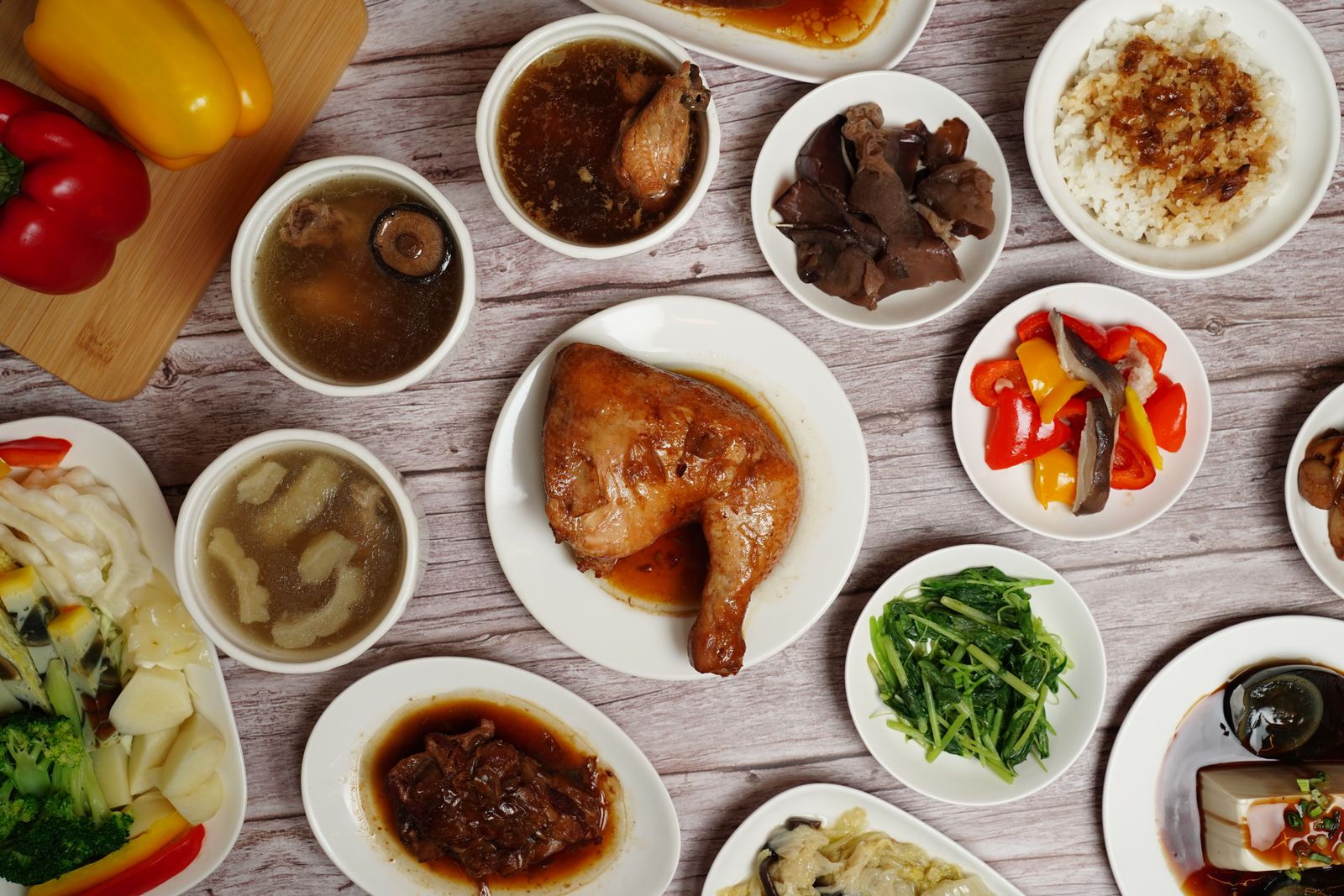 便當、義大利麵、燉湯、現烤輕食與甜點等六大商品分類示意